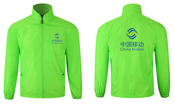 插肩袖廣告風衣定做背后及LOGO印制款式效果圖